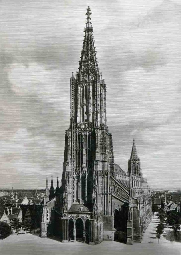 Das Bild zeigt eine historische Frontalaufnahme des Ulmer Münsters. Das Ulmer Münster ist eine im gotischen Baustil errichtete Kirche in Ulm. Es ist die größte evangelische Kirche Deutschlands. Der 1890 vollendete 161,53 Meter hohe Turm ist der höchste Kirchturm der Welt. Das Bild ist in den Farben Schwarz-Weiss.
