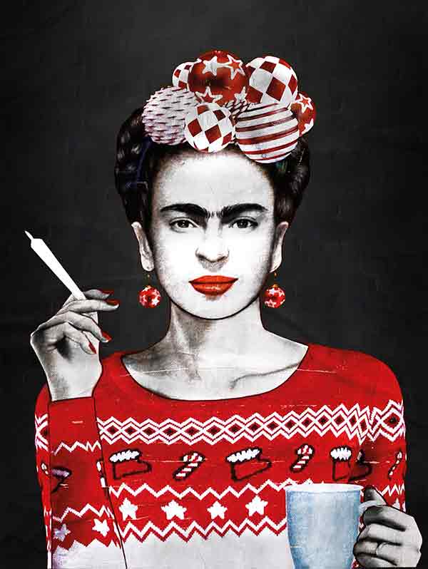 Berlin StreetArt Frida. Es zeigt das gemalte Bild einer Frau, welche die mexikanische Malerin Frida Kahlo in moderner Kleidung darstellen soll. Die Frau ist bis zur Taille abgebildet und hat in der rechten Hand eine Zigarette und in der linken Hand eine große Kaffeetasse. Sie trägt einen Pullover mit winterlichen Motiven in den Farben Rot, Weiß und Schwarz. Außerdem runde Ohrringe in den selben Farben. Die Haare sind schwarz und in einer Zopfkrone nach oben geflochten. Diese sind jedoch nur seitlich sichtbar, da direkt auf dem Kopf 7 verschiedene Kugeln in den Farben Weiß und Rot abgebildet sind. Der Hintergrund ist schwarz.