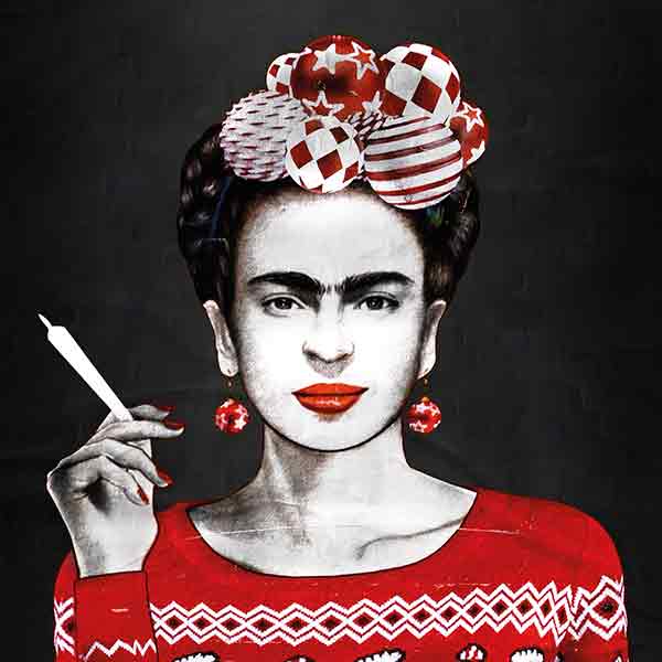 Berlin StreetArt Frida. Es zeigt das gemalte Bild einer Frau, welche die mexikanische Malerin Frida Kahlo in moderner Kleidung darstellen soll. Die Frau ist bis zur Taille abgebildet und hat in der rechten Hand eine Zigarette und in der linken Hand eine große Kaffeetasse. Sie trägt einen Pullover mit winterlichen Motiven in den Farben Rot, Weiß und Schwarz. Außerdem runde Ohrringe in den selben Farben. Die Haare sind schwarz und in einer Zopfkrone nach oben geflochten. Diese sind jedoch nur seitlich sichtbar, da direkt auf dem Kopf 7 verschiedene Kugeln in den Farben Weiß und Rot abgebildet sind. Der Hintergrund ist schwarz.