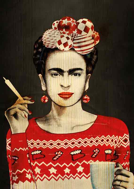 Berlin StreetArt Frida. Es zeigt das gemalte Bild einer Frau, welche die mexikanische Malerin Frida Kahlo in moderner Kleidung darstellen soll. Die Frau ist bis zur Taille abgebildet und hat in der rechten Hand eine Zigarette und in der linken Hand eine große Kaffeetasse. Sie trägt einen Pullover mit winterlichen Motiven in den Farben Rot, Weiß und Schwarz. Außerdem runde Ohrringe in den selben Farben. Die Haare sind schwarz und in einer Zopfkrone nach oben geflochten. Diese sind jedoch nur seitlich sichtbar, da direkt auf dem Kopf 7 verschiedene Kugeln in den Farben Weiß und Rot abgebildet sind.